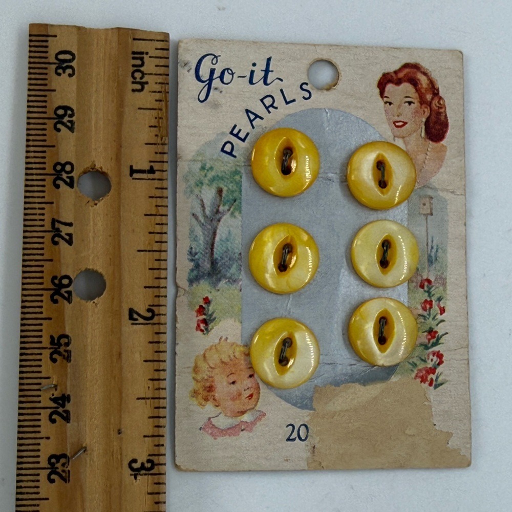 Original Dainty Vintage Go It Pearls Buttons Yellow Marbled On Card Mid Century - Picture 6 of 6